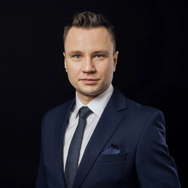 Piotr Sperka, agent ubezpieczeniowy INSOKL — portret w granatowym garniturze